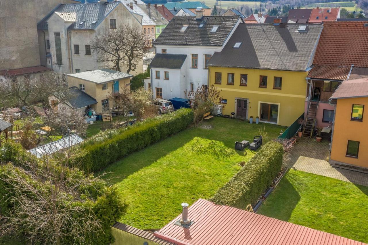 Ubytovani Na Namesti โนเว เมียสโต โปดสเมอร์เกม ภายนอก รูปภาพ